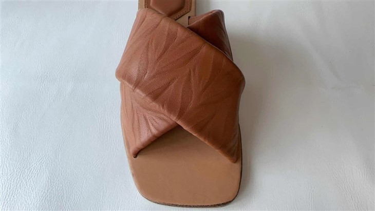 Brown light fold wild sandals details factory